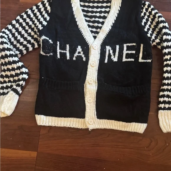 Black and White Striped  Fashion knit Sweater not auth. - Picture 3 of 3